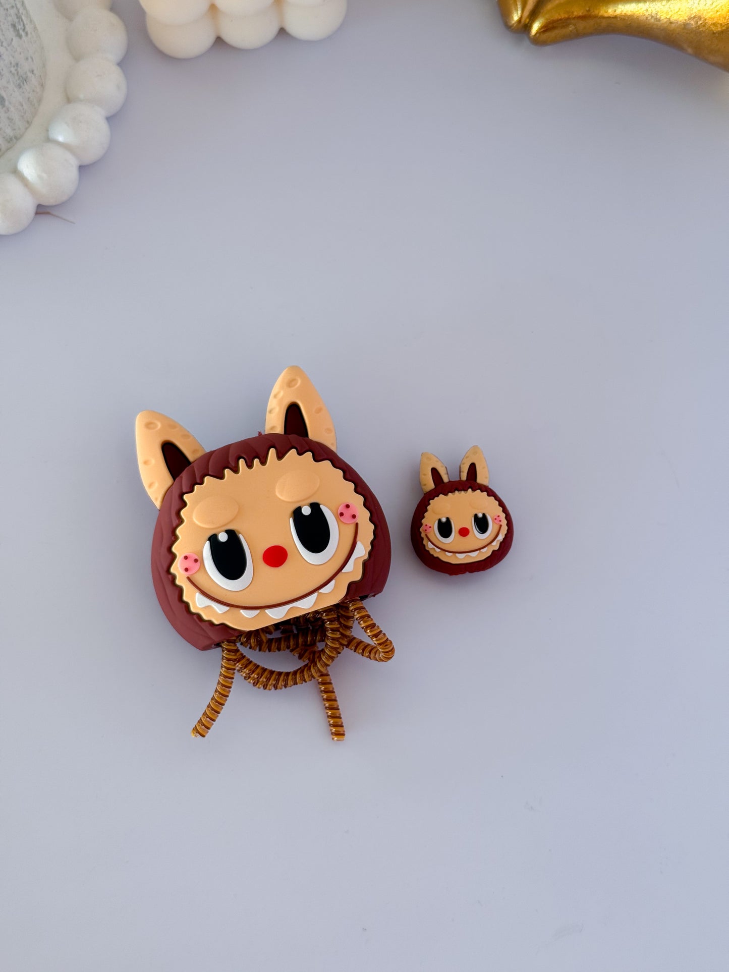 Protector para cargador con diseño de labubu