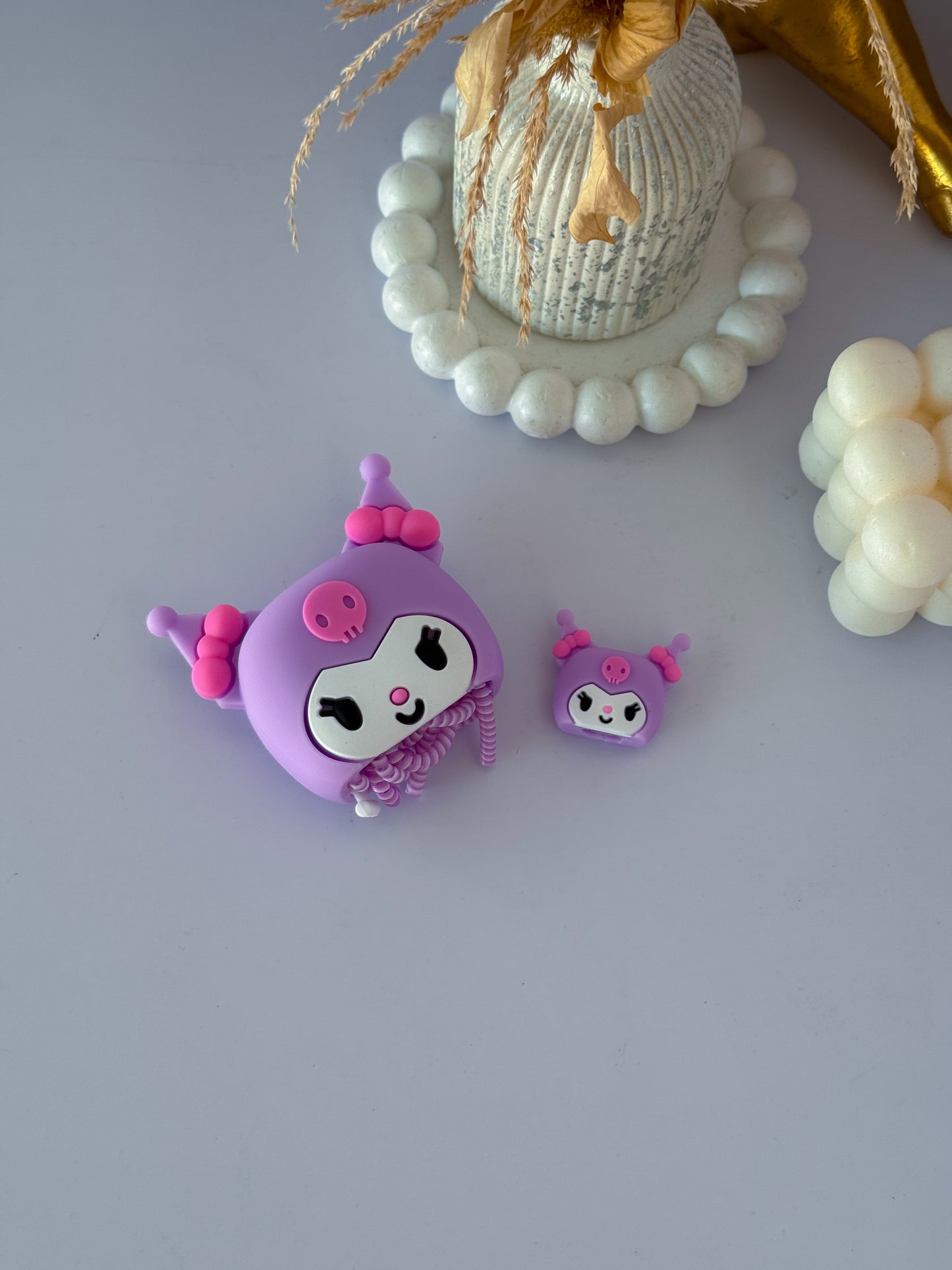 Protector para cargador Kuromi lila