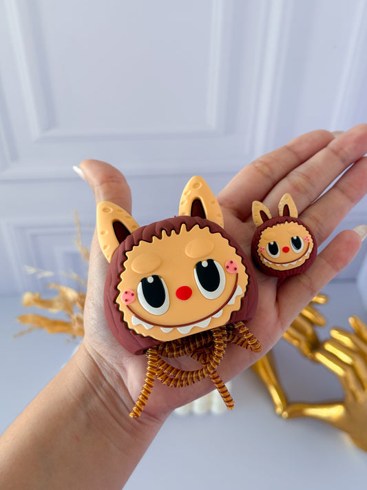 Protector para cargador con diseño de labubu