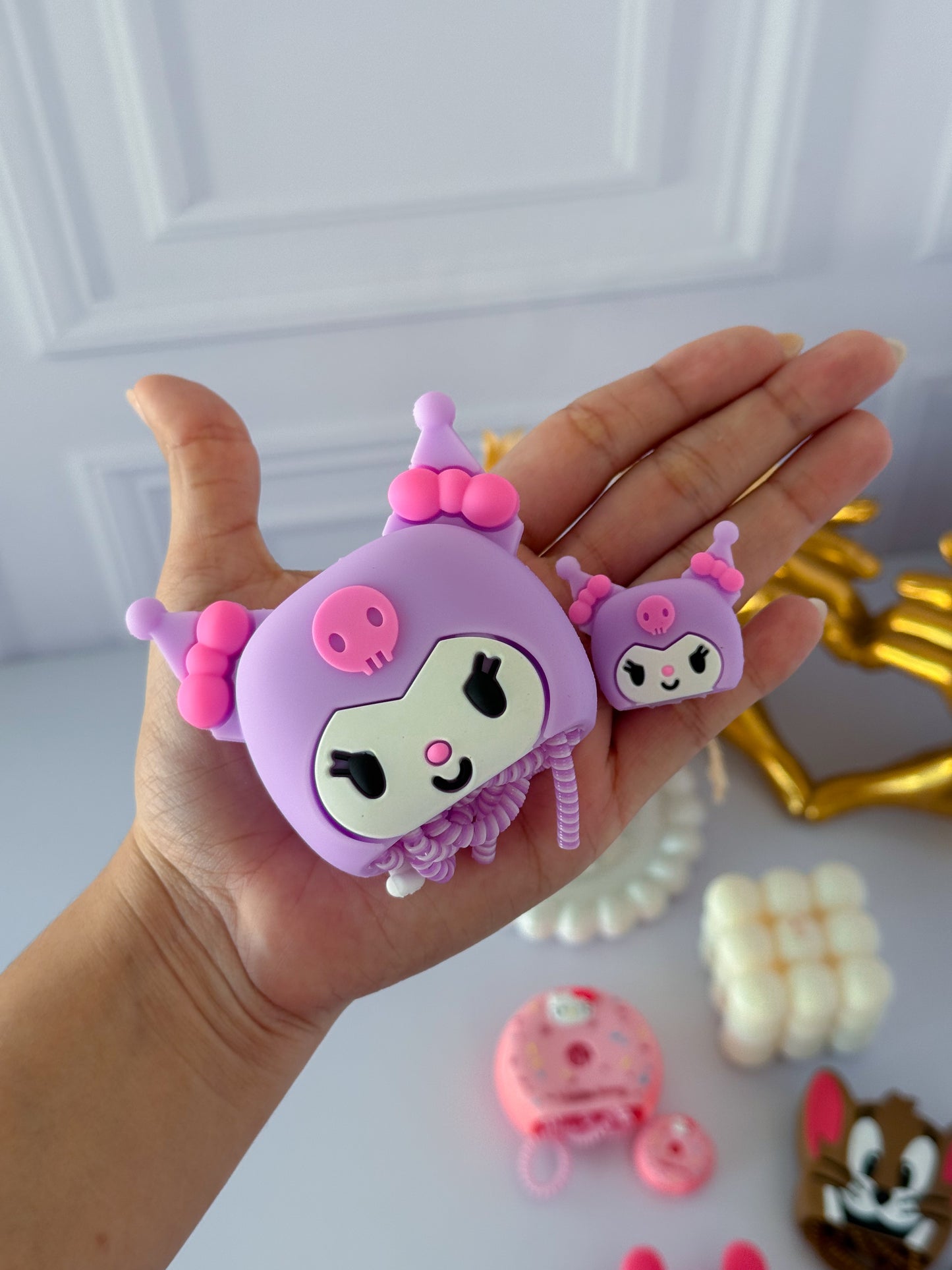 Protector para cargador Kuromi lila